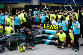Axalta gratuluje zespołowi Mercedes-AMG Petronas Formula One Team i Lewisowi Hamiltonowi historycznego wyczynu
