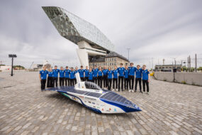 Zespół Innoptus Solar Team prezentuje samochód solarny pokryty lakierami Cromax