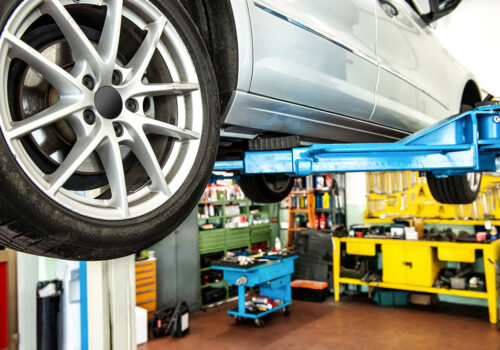 Zabezpieczenia podnośników samochodowych przy unoszeniu pojazdów.