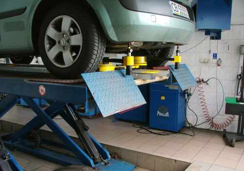 Wyposażenie techniczne warsztatu przy naprawach blacharsko-lakierniczych