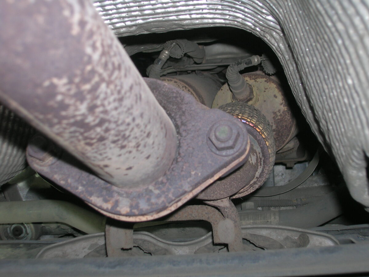 Układy wydechowe pojazdów samochodowych.