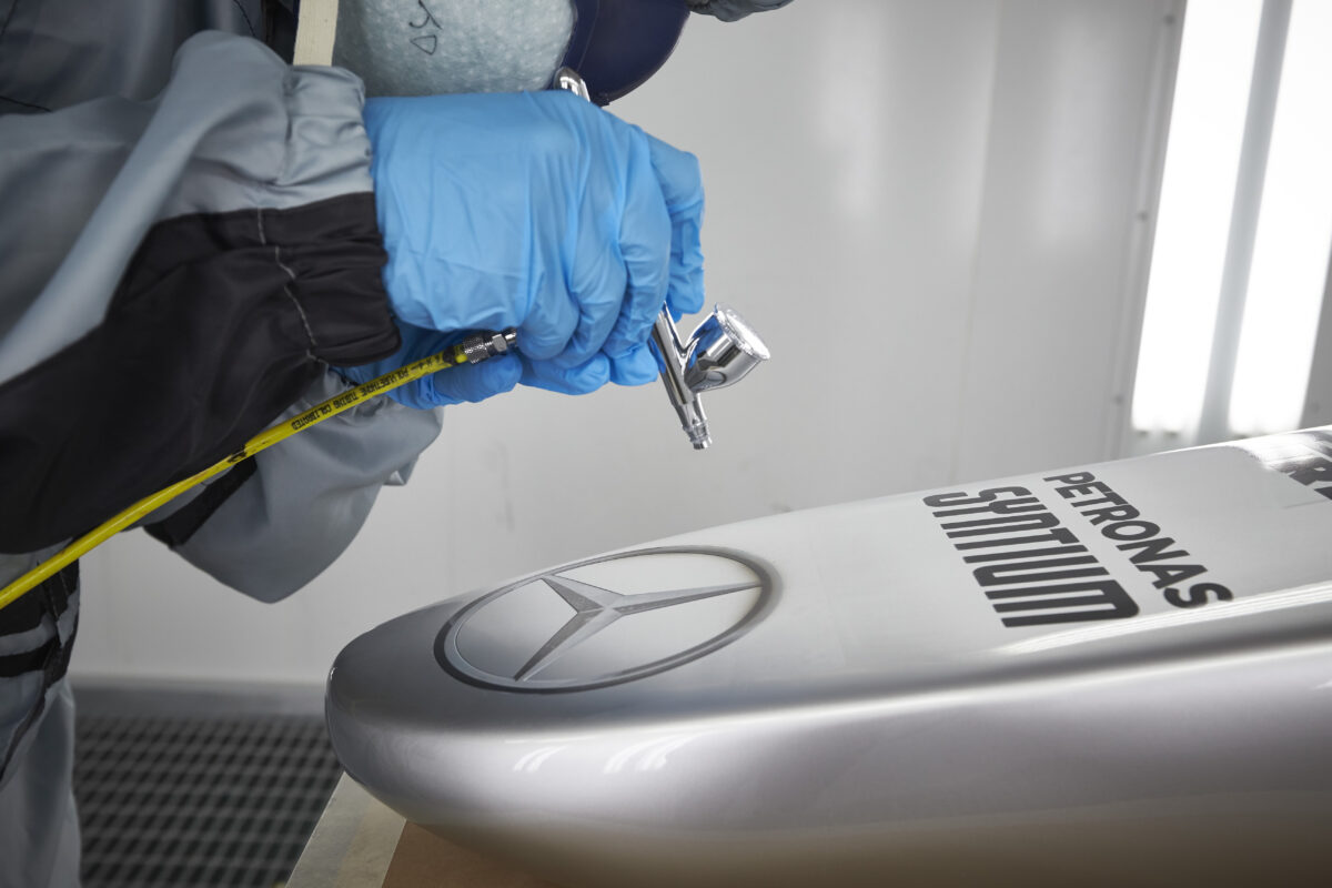 Dzień z życia warsztatu lakierniczego Mercedes-AMG Petronas Motorsport Dzień z życia warsztatu lakierniczego Mercedes-AMG Petronas Motorsport