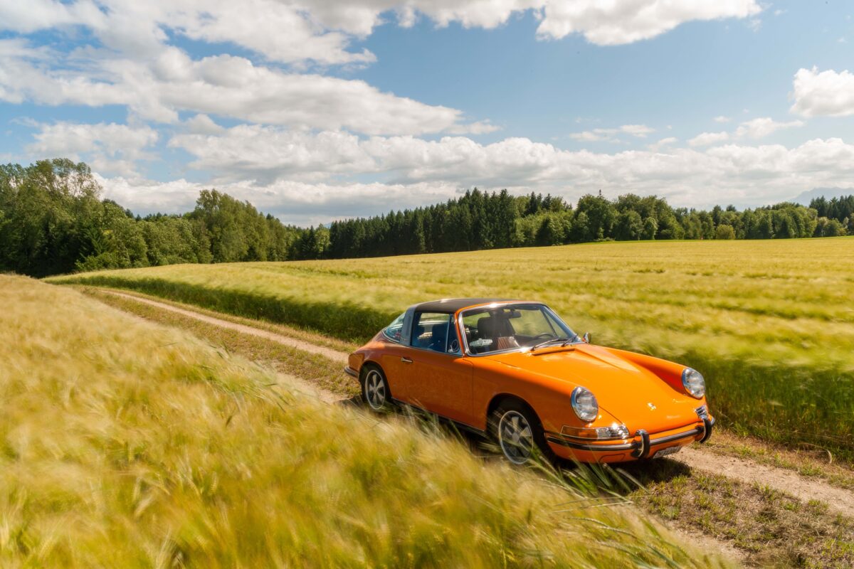 Pomarańczowy majstersztyk – renowacja klasycznego samochodu