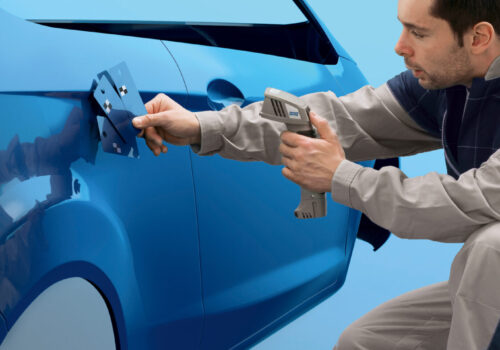 Praktyczne wskazówki od marki Standox: renowacja za pomocą barwionych lakierów bezbarwnych