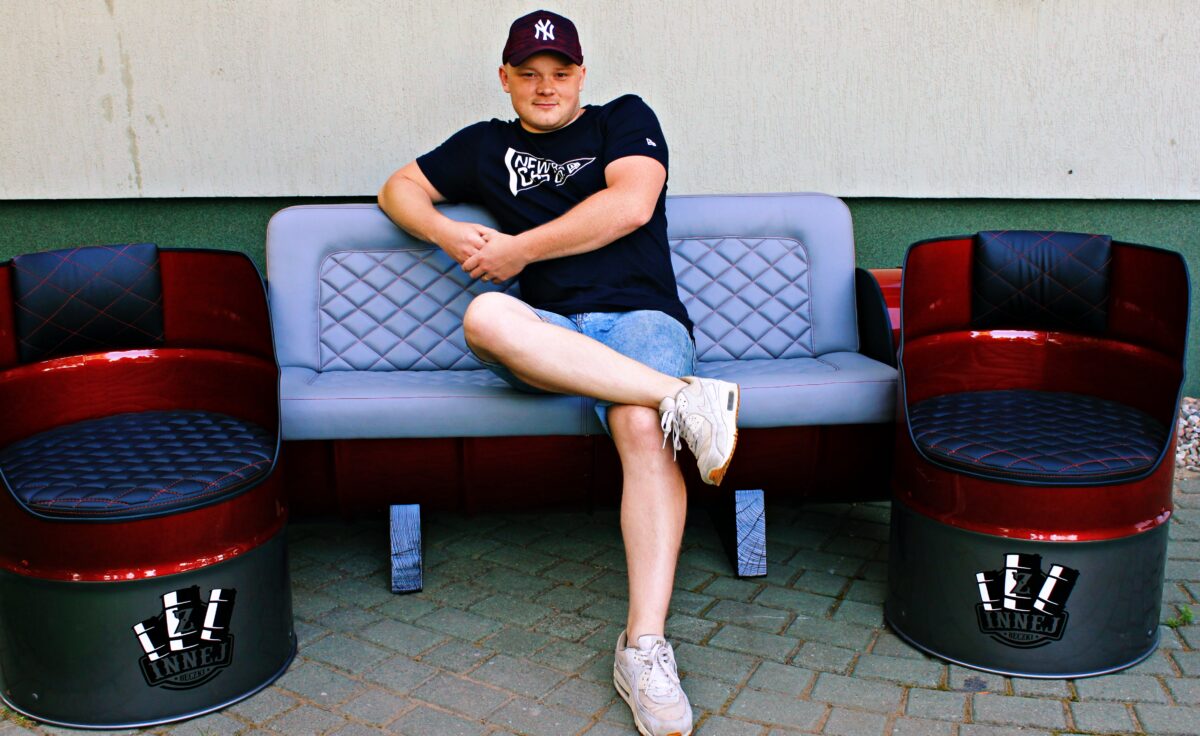 Maciej Karpiński i jego meble Z Innej Beczki