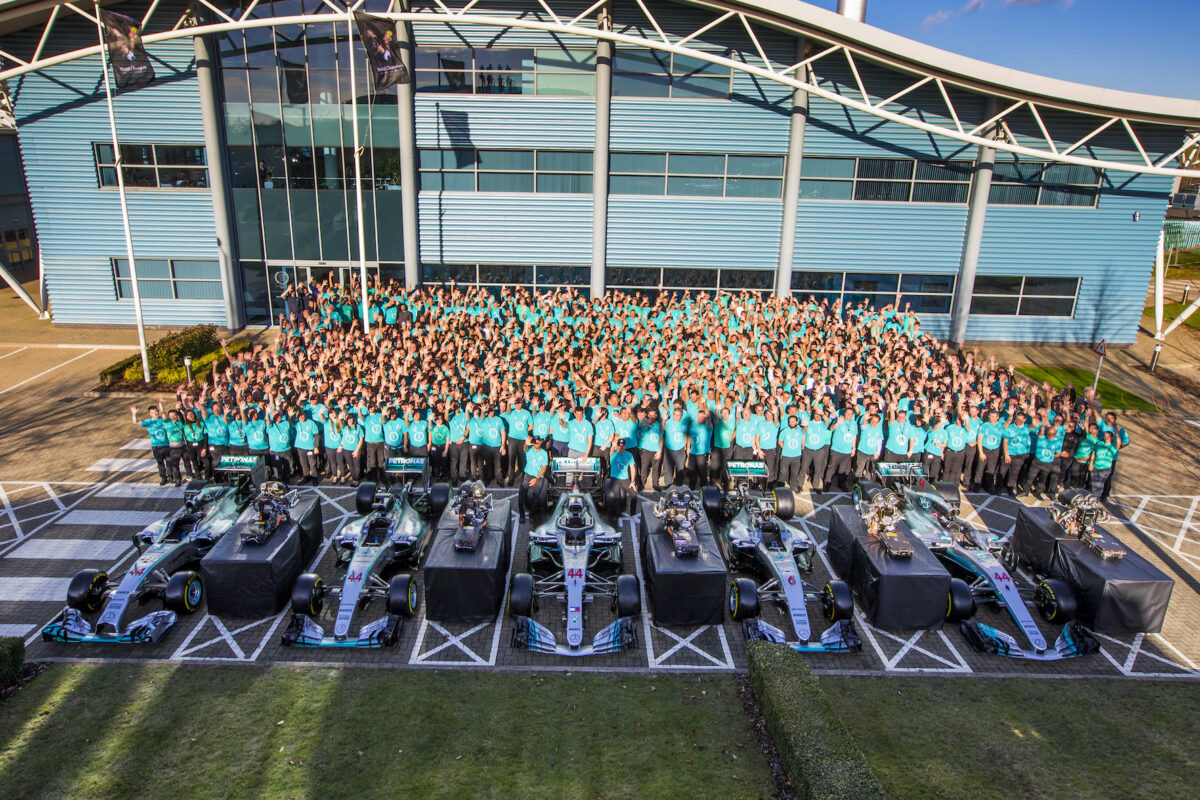 Axalta gratuluje zespołowi Mercedes-AMG Petronas Motorsport kolejnego historycznego sezonu w F1 Axalta gratuluje zespołowi Mercedes-AMG Petronas Motorsport kolejnego historycznego sezonu w F1