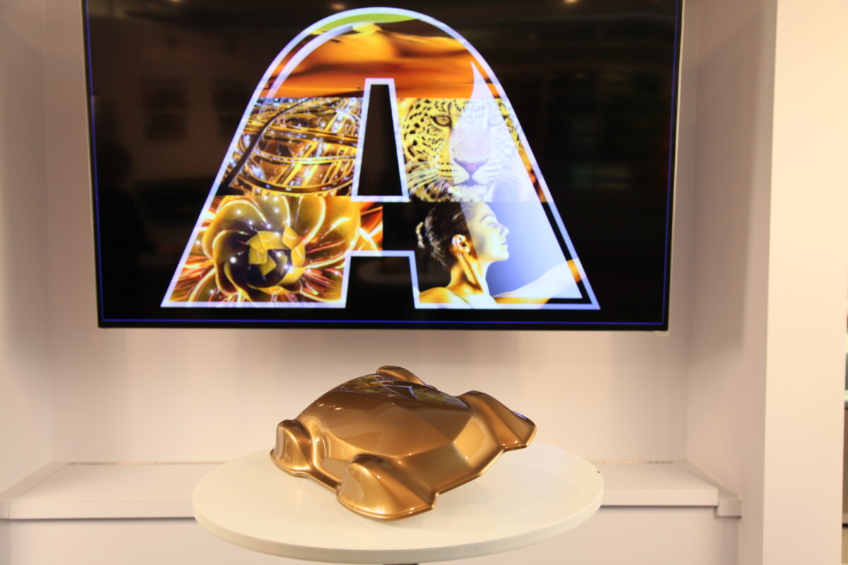 Złoto-brązowy odcień Sahara samochowym kolorem roku 2019 Axalta