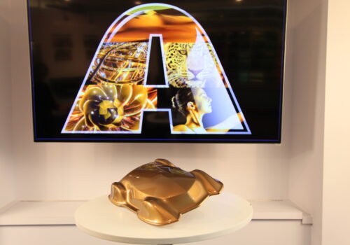 Złoto-brązowy odcień Sahara samochowym kolorem roku 2019 Axalta Złoto-brązowy odcień Sahara samochowym kolorem roku 2019 Axalta