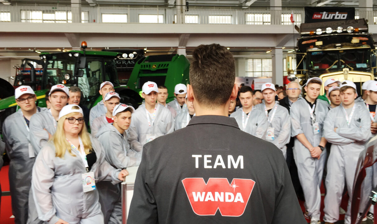 Kolejna edycja Ogólnopolskich Mistrzostw Młodych Lakierników odbyła się podczas Poznań Motor Show 2019 i partnerem strategicznym była Wanda – marka produkowana przez firmę AkzoNobel. Kolejna edycja Ogólnopolskich Mistrzostw Młodych Lakierników odbyła się podczas Poznań Motor Show 2019 i partnerem strategicznym była Wanda – marka produkowana przez firmę AkzoNobel.