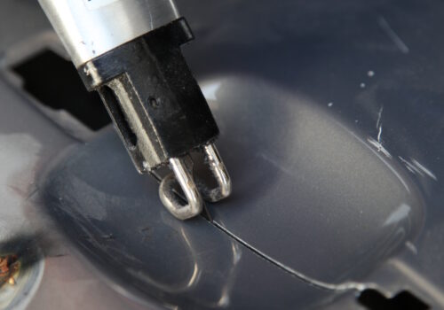 Proces naprawy uszkodzonego elementu ściany bocznej karoserii Proces naprawy uszkodzonego elementu ściany bocznej karoserii