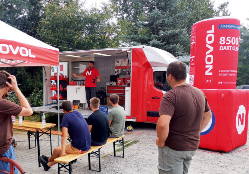 Firma NOVOL szkoli lakierników  w nowoczesnym Demobusie