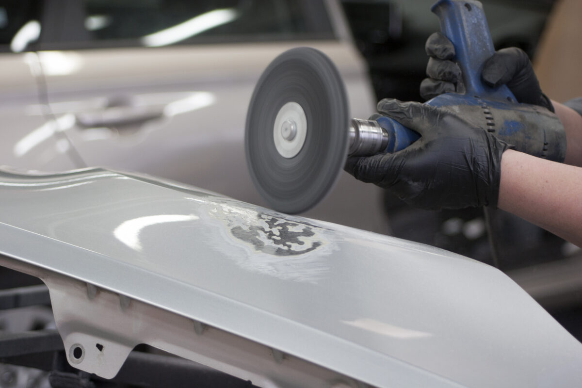 Szpachli na gołą blachę zdecydowanie nakładać nie wolno