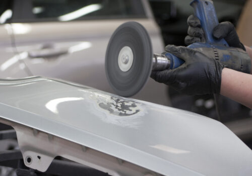 Szpachli na gołą blachę zdecydowanie nakładać nie wolno