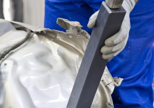 Wyposażenie warsztatu blacharskiego – urządzenia i narzędzia pomocnicze