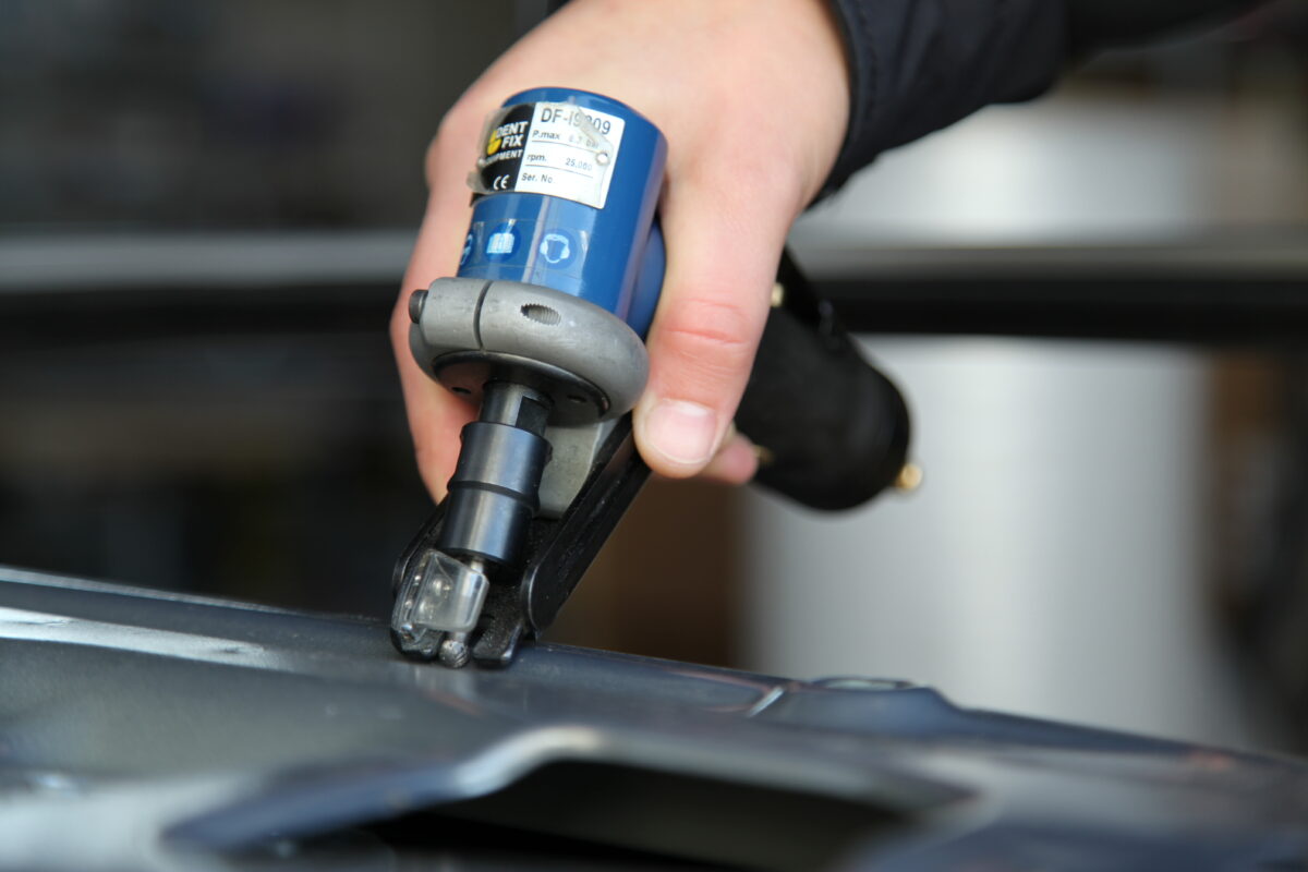 Wyposażenie warsztatu blacharskiego – urządzenia do obróbki mechanicznej Wyposażenie warsztatu blacharskiego – urządzenia do obróbki mechanicznej