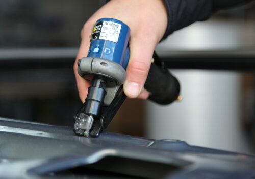 Wyposażenie warsztatu blacharskiego – urządzenia do obróbki mechanicznej