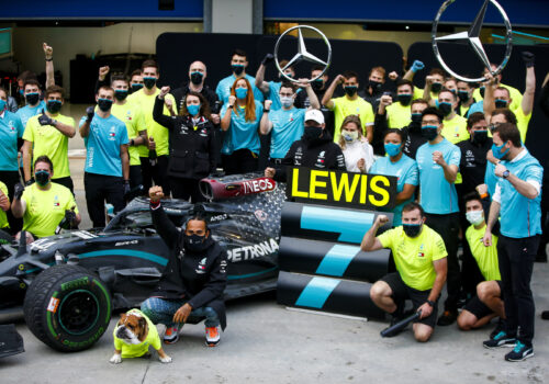 Axalta gratuluje zespołowi Mercedes-AMG Petronas Formula One Team i Lewisowi Hamiltonowi historycznego wyczynu