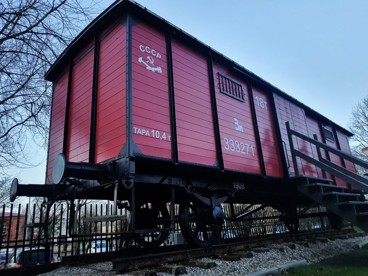 Sybiracki wagon pamięci w Kołobrzegu – historia, która wróciła jak feniks z popiołów