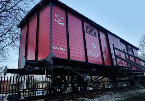 Sybiracki wagon pamięci w Kołobrzegu – historia, która wróciła jak feniks z popiołów