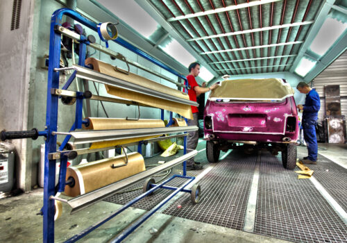 Proces naprawy w warsztacie blacharsko-lakierniczym