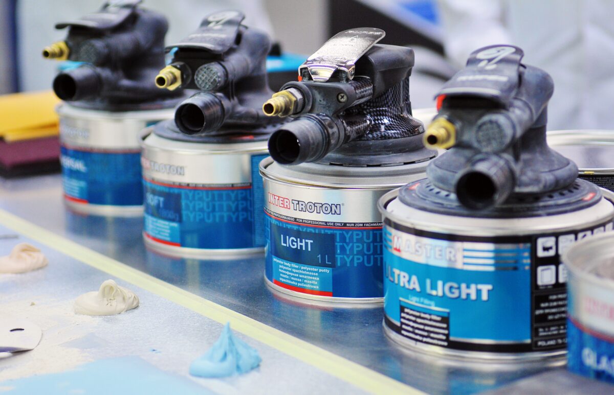 Szpachlówki – ciągle bez nich  trudno sobie wyobrazić  prawidłowe przygotowanie karoserii do lakierownia