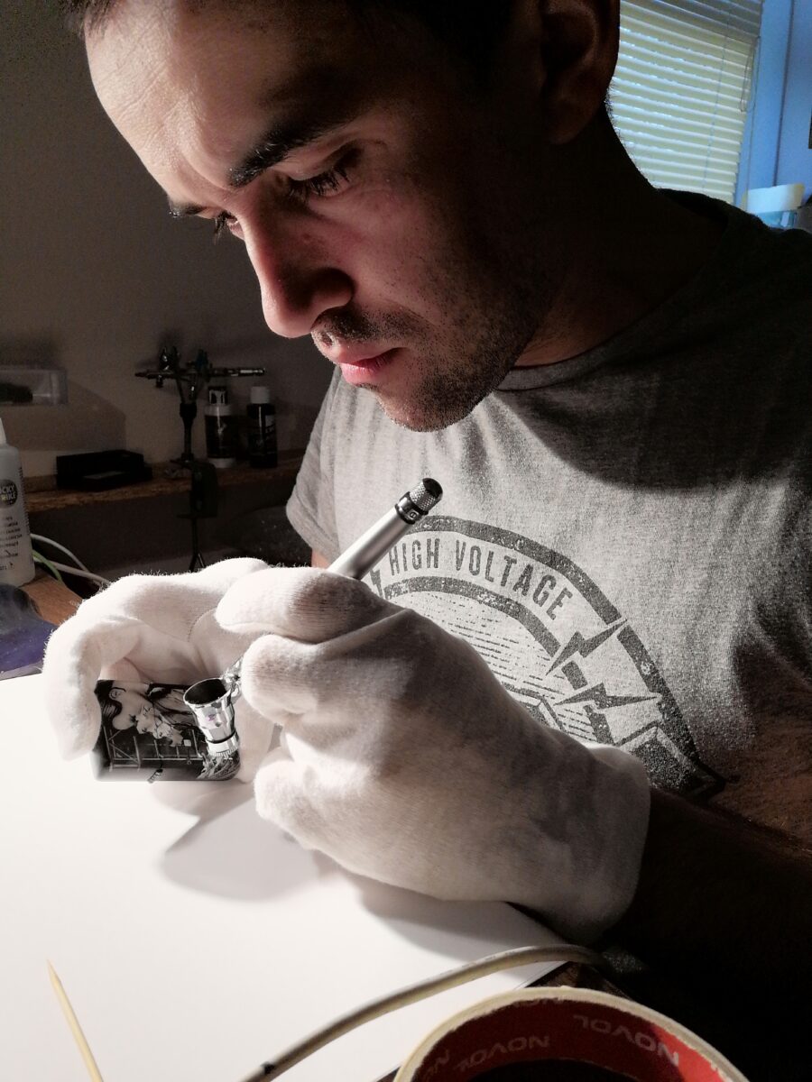 Podać ogień kultową zapalniczką z Johnem Wayne’m