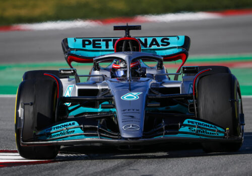 Wizerunek srebrnych strzał zespołu Mercedes-AMG Petronas Formula One Team powraca z pomocą Spies Hecker