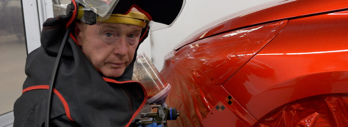 Film szkoleniowy „Video-TEC” marki Spies Hecker – naprawa czerwonych lakierów specjalnych z barwionym lakierem bezbarwnym Film szkoleniowy „Video-TEC” marki Spies Hecker – naprawa czerwonych lakierów specjalnych z barwionym lakierem bezbarwnym