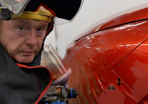 Film szkoleniowy „Video-TEC” marki Spies Hecker – naprawa czerwonych lakierów specjalnych z barwionym lakierem bezbarwnym Film szkoleniowy „Video-TEC” marki Spies Hecker – naprawa czerwonych lakierów specjalnych z barwionym lakierem bezbarwnym