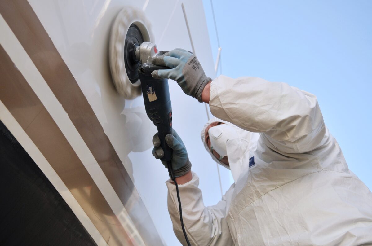 Jak unikać błędów w trakcie lakierowania łodzi lub jachtu?