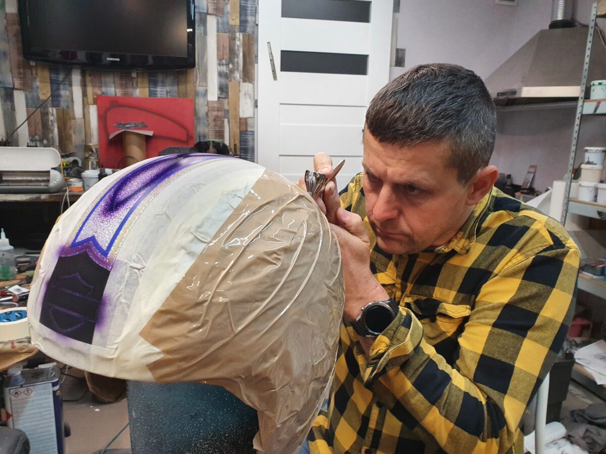 Kask jak szklana, mieniąca się kula – gdy klientowi zamarzy się brokat