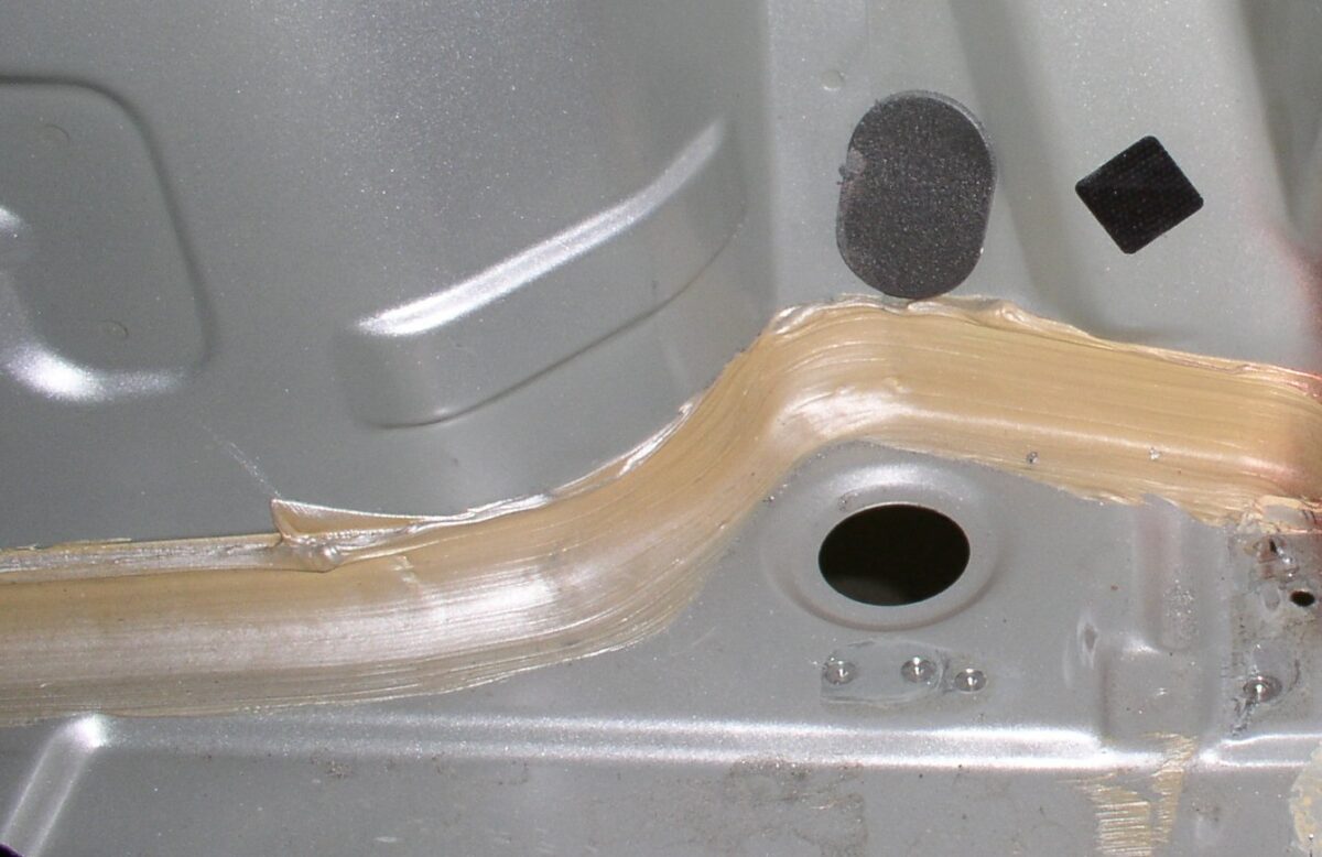 Uszczelnianie połączeń blach nadwozia Uszczelnianie połączeń blach nadwozia