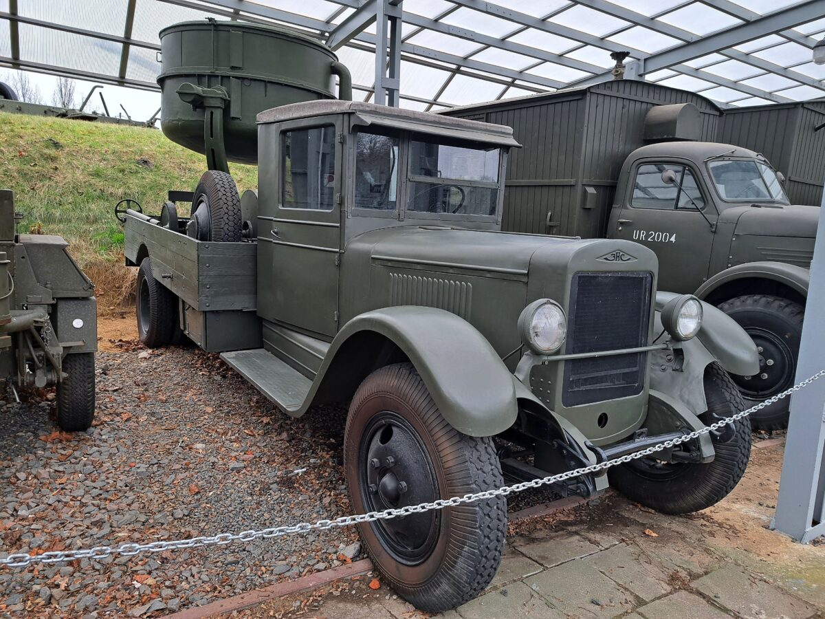 Promień w niebo! Reflektor Z-15-4B na ciężarówce ZiS-5/12                        z Muzeum Uzbrojenia w Poznaniu Promień w niebo! Reflektor Z-15-4B na ciężarówce ZiS-5/12                        z Muzeum Uzbrojenia w Poznaniu