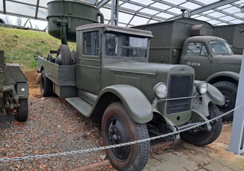 Promień w niebo! Reflektor Z-15-4B na ciężarówce ZiS-5/12 z Muzeum Uzbrojenia w Poznaniu Promień w niebo! Reflektor Z-15-4B na ciężarówce ZiS-5/12 z Muzeum Uzbrojenia w Poznaniu