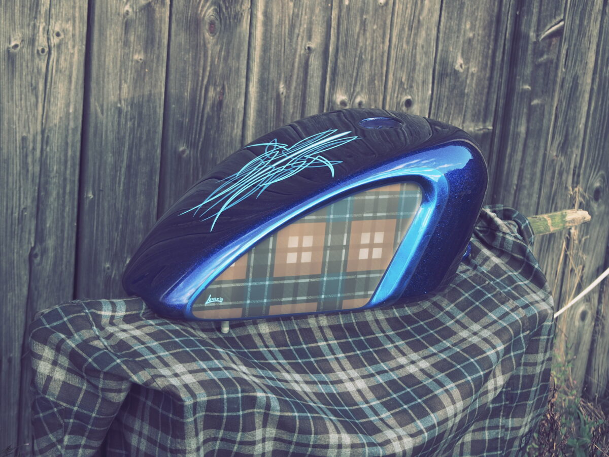 Patrycjusz Gaj i kolejny projekt: flanelowa koszula na zbiorniku paliwa Patrycjusz Gaj i kolejny projekt: flanelowa koszula na zbiorniku paliwa