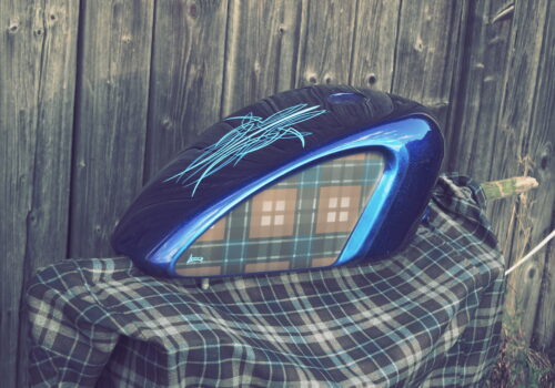 Patrycjusz Gaj i kolejny projekt: flanelowa koszula na zbiorniku paliwa