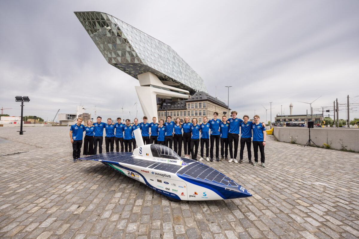 Zespół Innoptus Solar Team prezentuje samochód solarny pokryty lakierami Cromax Zespół Innoptus Solar Team prezentuje samochód solarny pokryty lakierami Cromax