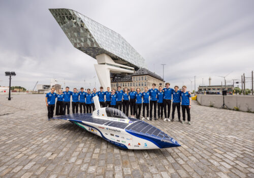 Zespół Innoptus Solar Team prezentuje samochód solarny pokryty lakierami Cromax Zespół Innoptus Solar Team prezentuje samochód solarny pokryty lakierami Cromax