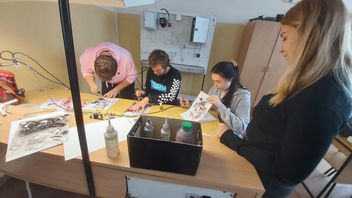 Warsztaty z aerografii zawędrowały do szkoły Warsztaty z aerografii zawędrowały do szkoły