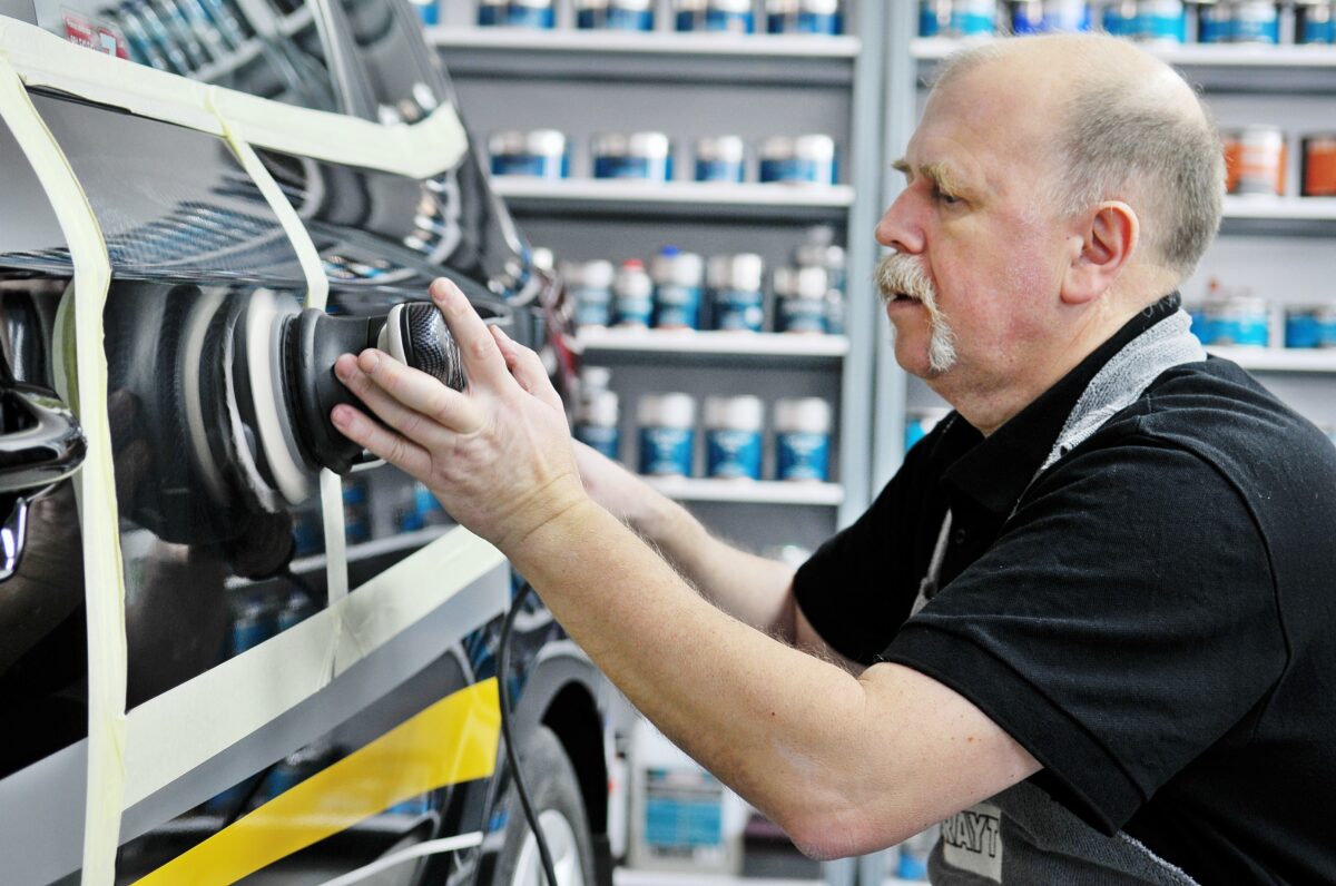 Polerowanie w jednym kroku – odświeżanie lakieru samochodowego Polerowanie w jednym kroku – odświeżanie lakieru samochodowego