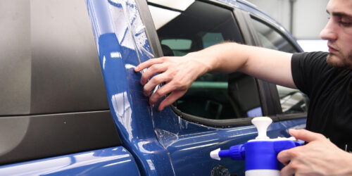 Car wrapping – oklejanie auta folią: zmiana koloru samochodu bez lakierowania krok po kroku Car wrapping – oklejanie auta folią: zmiana koloru samochodu bez lakierowania krok po kroku