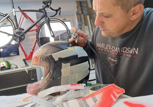 Personalizacja kasków rajdowych – sztuka, precyzja i unikalny styl Personalizacja kasków rajdowych – sztuka, precyzja i unikalny styl