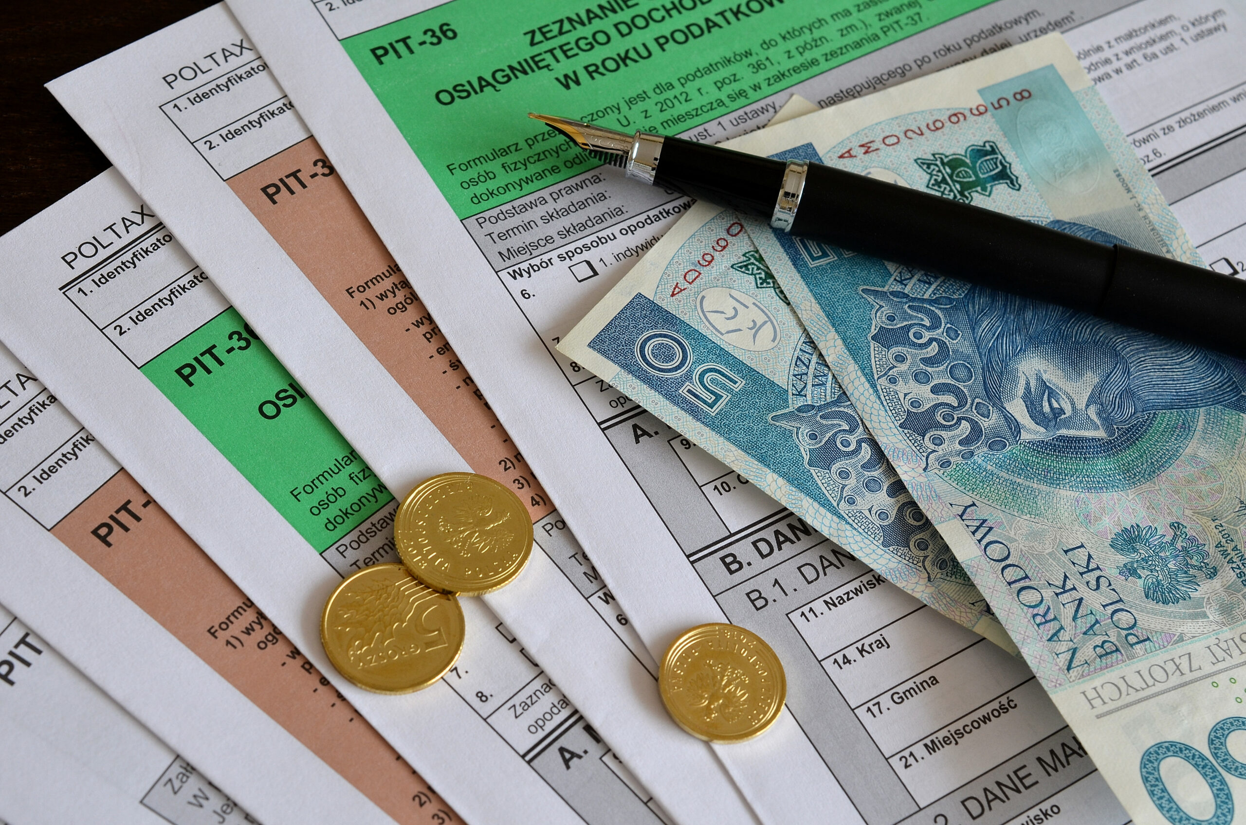 Formularze PIT, pióro i pieniądze