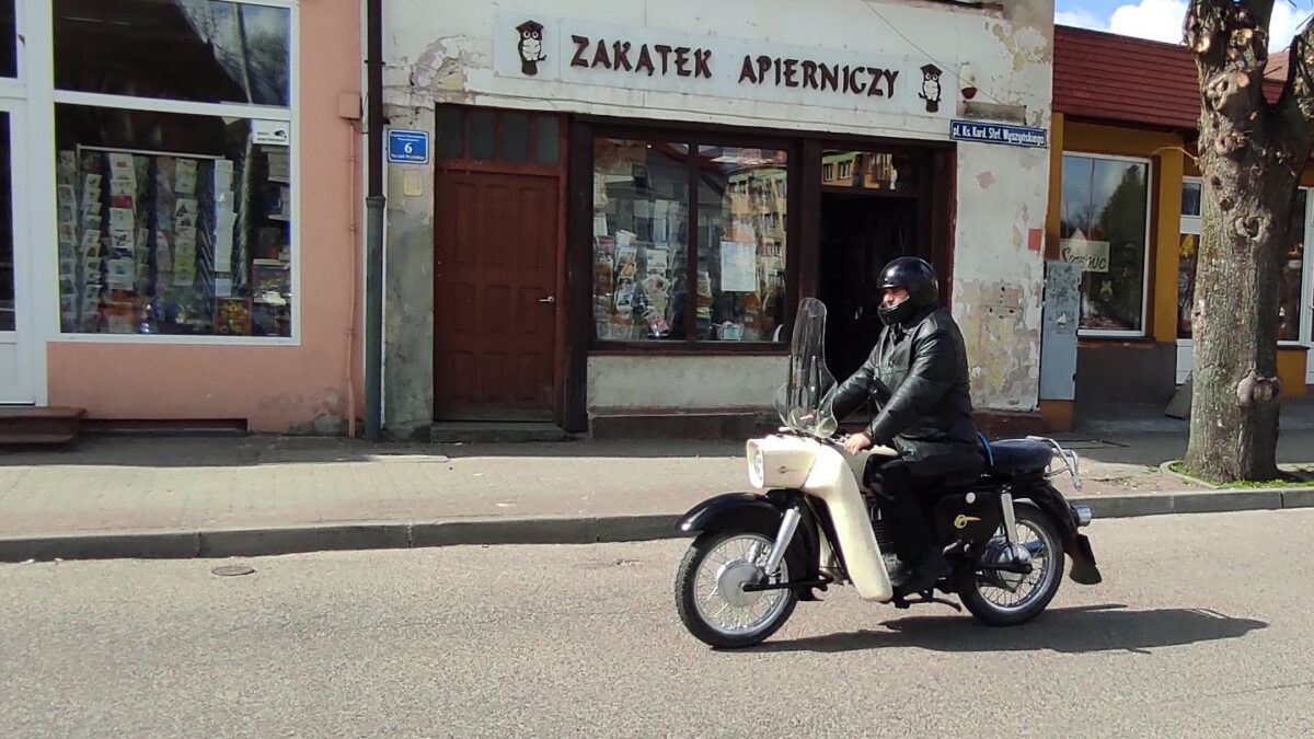 Jeździ MZ ES 250 Trophy już od ponad 50 lat. Filmowy motocykl wpisał się w krajobraz Sławna Jeździ MZ ES 250 Trophy już od ponad 50 lat. Filmowy motocykl wpisał się w krajobraz Sławna