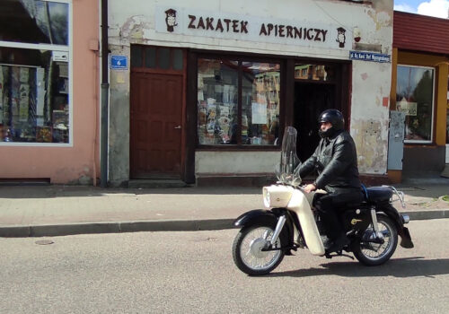 Jeździ MZ ES 250 Trophy już od ponad 50 lat. Filmowy motocykl wpisał się w krajobraz Sławna