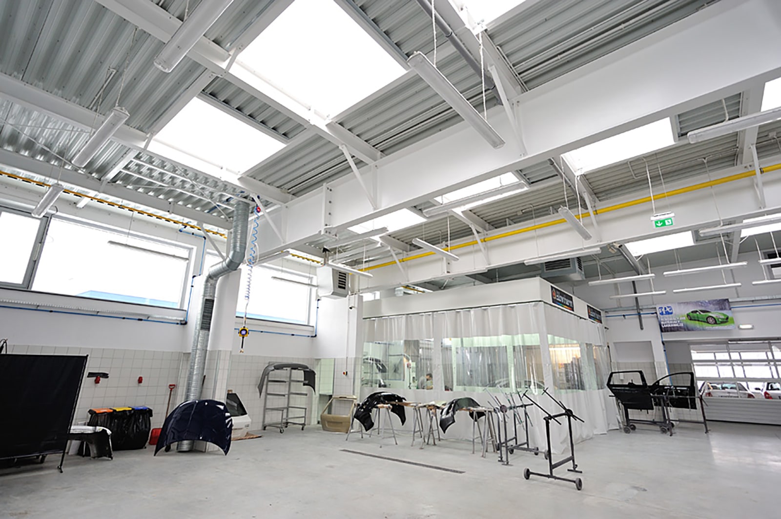 Podstawą prawidłowego funkcjonowanie obiektu blacharsko lakierniczego jest właściwe rozmieszczenie pomieszczeń Podstawą prawidłowego funkcjonowanie obiektu blacharsko lakierniczego jest właściwe rozmieszczenie pomieszczeń