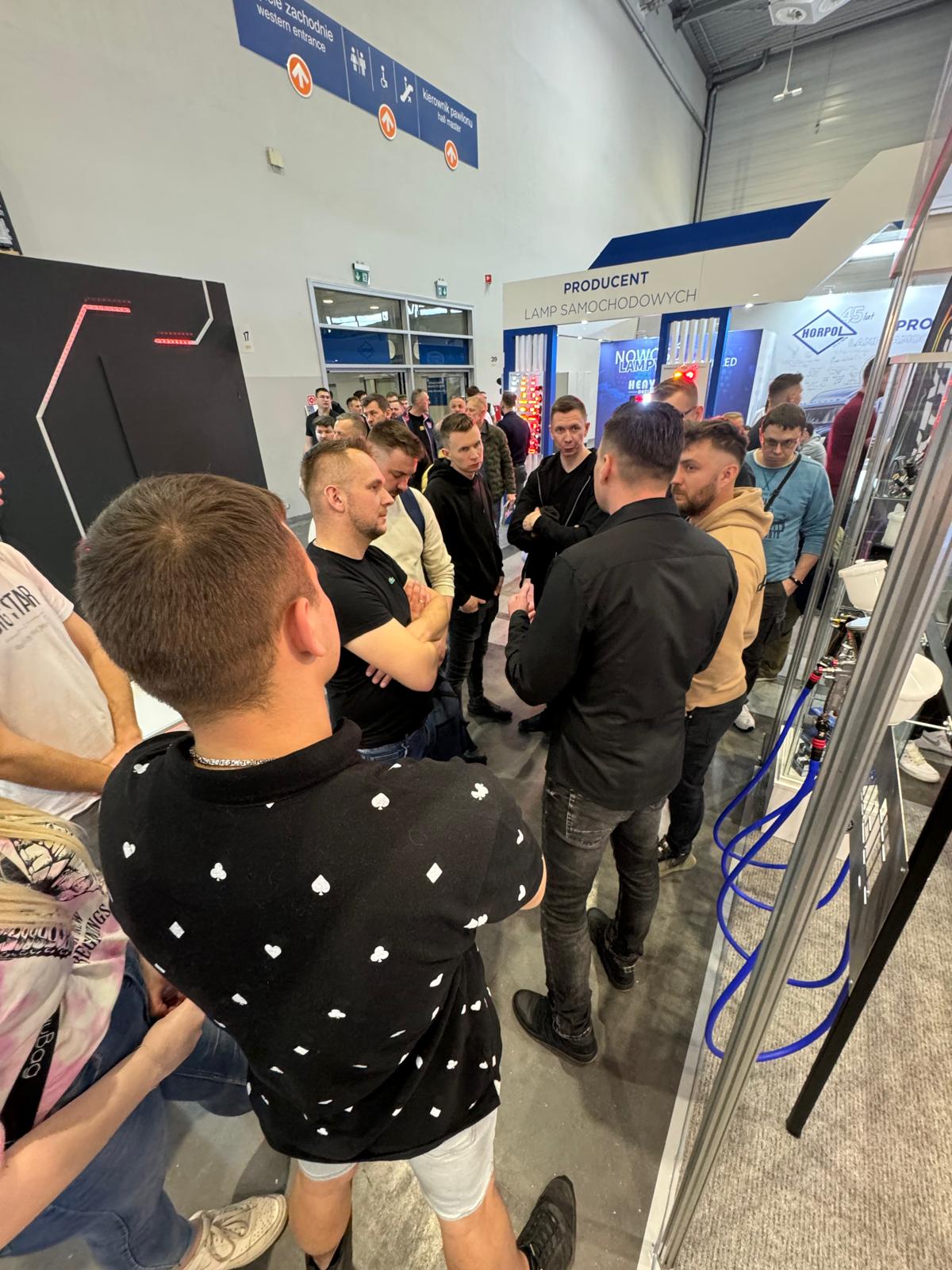 POZNAŃ MOTOR SHOW WIDZOWIE CZEKAJĄCY DO STOISKA