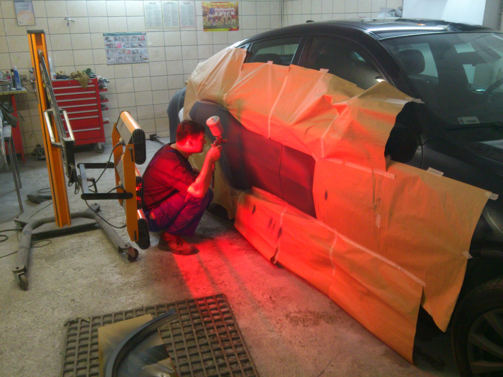 PRACA NAD JEDNĄ Z BMW W roku NA SCIANIE WIDAĆ SCHEMAT RZYGOTOWANIA POWIERZCHNI TROTON