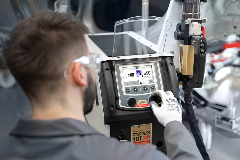 Nitowanie w nowoczesnej karoserii – alternatywa dla spawania i zgrzewania