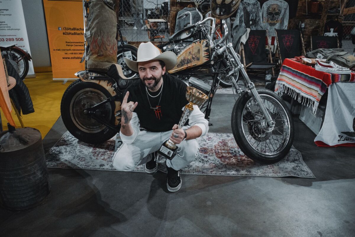 Customowe motocykle i kaski. Vintage i dziki zachód to jego motywy przewodnie Customowe motocykle i kaski. Vintage i dziki zachód to jego motywy przewodnie